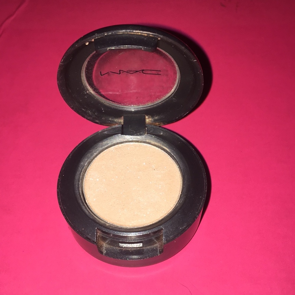 Mac eyeshadow in “Lightshade”